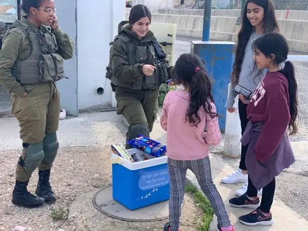 ילדות מחלקות ממתקים לחיילות