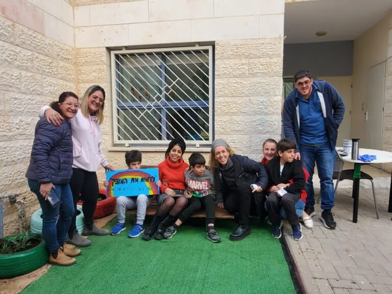 פינת אופק בבית הספר צלילים – תלמידים וצוות על הספסל